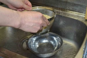 圧力鍋を使った玄米の炊き方 水気を切る