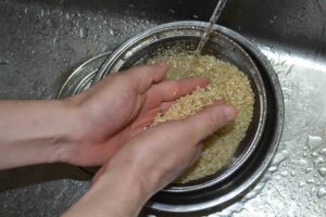 圧力鍋を使った玄米の炊き方 もみ洗い